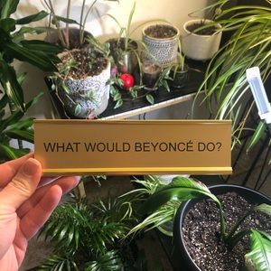 What would Beyoncé do? Desk Plaque